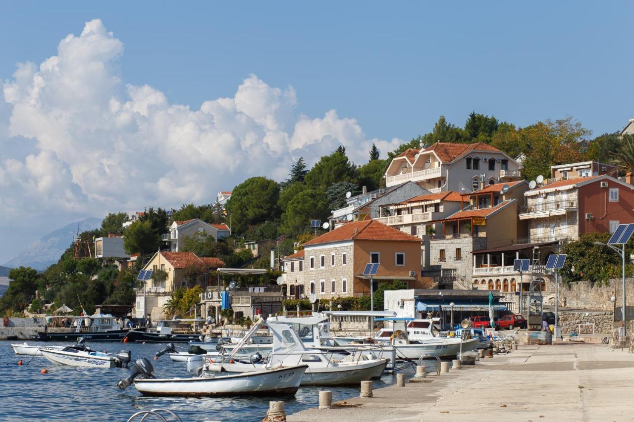 Suntime Apartment Tivat Buitenkant foto