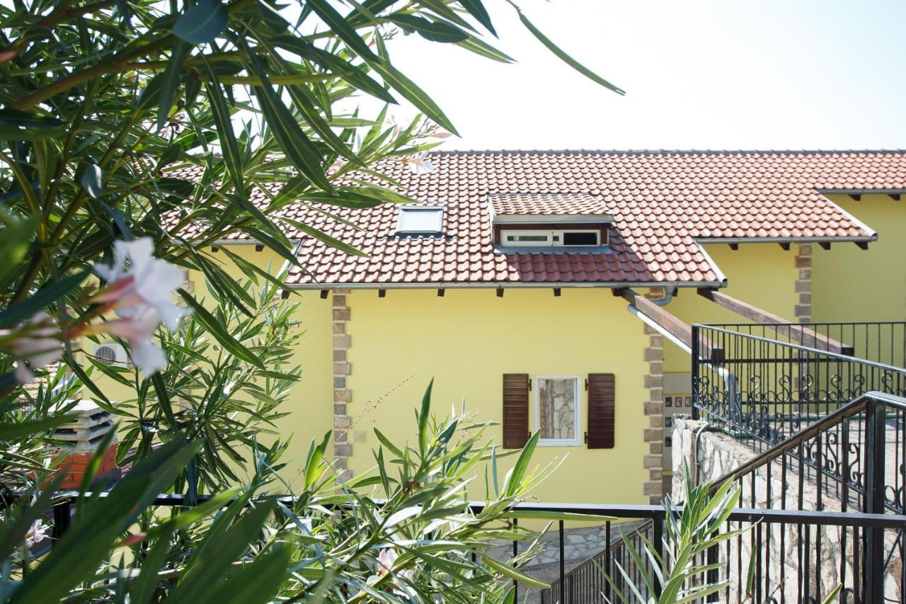 Suntime Apartment Tivat Buitenkant foto